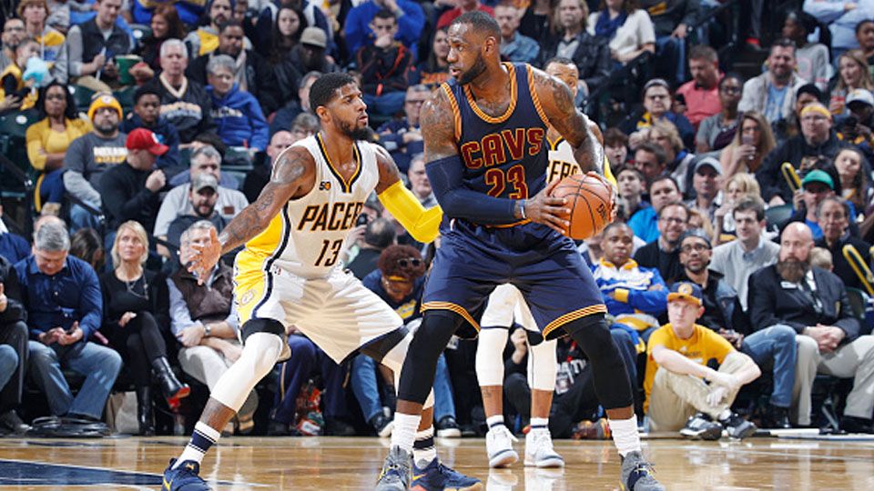 pemain megabintang Cleveland Cavaliers, LeBron James (kiri) mendapat penjagaan ketat dari pemain Indiana Pacers, Paul George. Copyright: © Joe Robbins/Getty Images